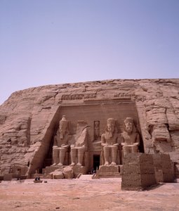 الآثار المصرية: عملاق معبد رمسيس الثاني. 1271-1256 ق. أبو سمبل (أبو سمبل) ، أسوان ، مصر بواسطة الأسرة المصرية التاسعة عشرة