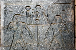 الآثار المصرية: تفاصيل قاعدة تمثال الفرعون رمسيس الثاني (1292-1186 قبل الميلاد ، التي تمثل اتحاد صعيد مصر العليا ومصر السفلى ، ومعبد الأقصر ، والضفة الشرقية (طيبة) ، مصر بواسطة الأسرة المصرية التاسعة عشرة