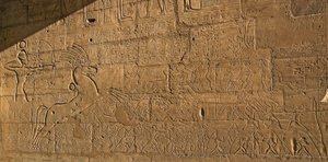 الآثار المصرية: منظر للنقوش التي تحتفل بمآثر رمسيس الثاني أثناء معركة قادش عام 1274 قبل الميلاد ، معبد جنازة مخصص لفرعون رمسيس الثاني بواسطة الأسرة المصرية التاسعة عشرة