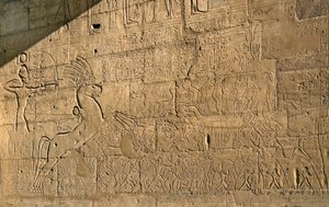 الآثار المصرية: منظر للنقوش التي تحتفل بمآثر رمسيس الثاني أثناء معركة قادش عام 1274 قبل الميلاد ، والمعبد التذكاري المخصص لفرعون رمسيس الثاني (1279-1213 قبل الميلاد) ، موقع راماسيوم (رامسيوم) في الأقصر ، مصر. بواسطة الأسرة المصرية التاسعة عشرة