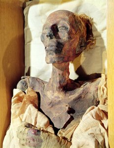 العثور على جثة محنطة لرمسيس الثاني (1304-1237 قبل الميلاد) في مقبرة بدير البحري