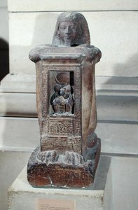 تمثال ناؤوفور للكاتب خا مع الإله تحوت في ناووس ، المملكة الحديثة ، ج 1279-1212 قبل الميلاد (كوارتزيت)