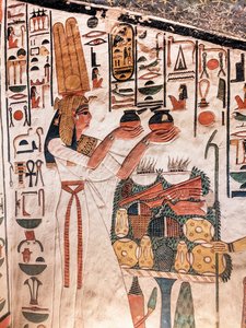 نفرتاري تقدم قربان من قبر نفرتاري (لوحة جدارية) بواسطة الأسرة المصرية التاسعة عشرة