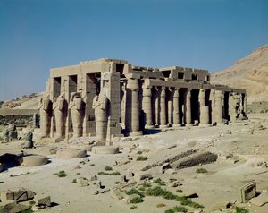 شخصيات أوزريد لرمسيس الثاني (1279-1213 قبل الميلاد) تحيط بجدار المحكمة الثانية ، المملكة الحديثة ،