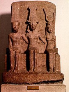 رمسيس الثاني (1304-1237 قبل الميلاد) جالسًا بين آمون وموت ، من الكرنك ، المملكة الحديثة ، 1279-13 قبل الميلاد (الجرانيت) بواسطة الأسرة المصرية التاسعة عشرة