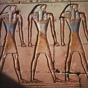 نقش يصور حورس ، من معبد رمسيس الثاني ، حوالي 1298 قبل الميلاد (حجر مطلي)