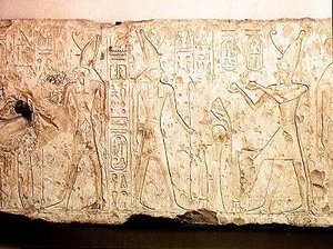 نقش يصور رمسيس الثاني (1279-1213 قبل الميلاد) وهو يقدم القرابين الطقوسية لعائلة أوزوريس ، تفاصيل الجانب الأيمن مع رمسيس يقدم قوارير من النبيذ إلى حورس ، من أبيدوس ، المملكة الحديثة (الحجر الجيري) بواسطة الأسرة المصرية التاسعة عشرة