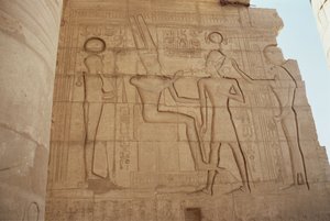 نقش يصور الإلهة برأس لبؤة موت ، يقدم رمسيس الثاني إلى آمون المتوج ، الذي يمنحه عنخ ، من قاعة الأعمدة الكبرى ، المملكة الحديثة بواسطة الأسرة المصرية التاسعة عشرة