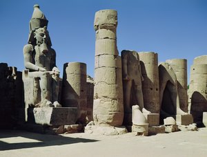 تمثال جالس لرمسيس الثاني (حوالي 1279-1213 قبل الميلاد) في بلاط بيرستايل ، المملكة الحديثة