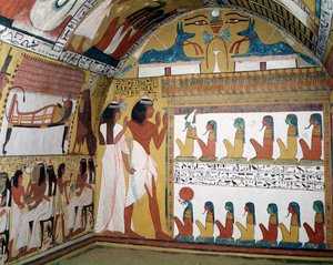 سننجم وزوجته يواجهان ناووس يحتوي على اثني عشر إلهًا ، من الجدار الغربي لمقبرة سننجم ، قرية العمال ، المملكة الحديثة (رسم جداري)