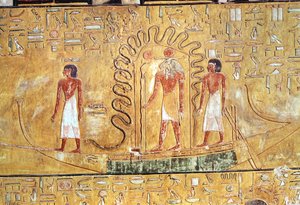 إله الشمس رع في باركوه الشمسي ، محميًا بملفات الثعبان ، من قبر سيتي الأول (1394-1279 قبل الميلاد) المملكة الجديدة (الحجر الجيري المطلي)