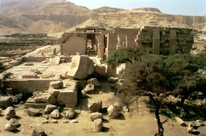منظر من أعلى الصرح الأول يظهر العملاق الساقط لرمسيس الثاني (1279-1213 قبل الميلاد) في المحكمة الأولى ، المملكة الحديثة بواسطة الأسرة المصرية التاسعة عشرة