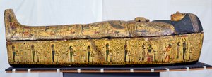 نعش وغطاء مومياء نسيامون ، ربما وجد في دير البحري ، المملكة الحديثة ، حوالي 1100 قبل الميلاد (خشب مطلي) بواسطة الأسرة المصرية العشرون