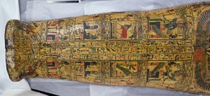 تفاصيل غلاف مومياء نسيامون ، التي يُحتمل أن تكون موجودة في دير البحري ، المملكة الحديثة ، حوالي 1100 قبل الميلاد (خشب مدهون) بواسطة الأسرة المصرية العشرون