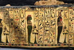 تفاصيل قاعدة التابوت الخارجية لمومياء نسيامون ، ربما وجدت في دير البحري ، المملكة الحديثة ، حوالي 1100 قبل الميلاد (خشب مدهون) بواسطة الأسرة المصرية العشرون