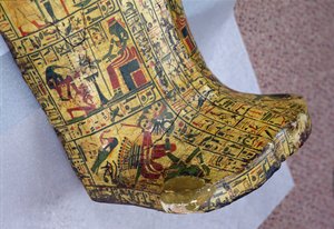 تفاصيل التابوت الخارجي لمومياء نسيامون ، الذي يُحتمل وجوده في دير دل البحري ، المملكة الحديثة ، حوالي 1100 قبل الميلاد (خشب مطلي) بواسطة الأسرة المصرية العشرون