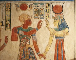 مصر ، الأقصر ، طيبة القديمة ، وادي الملكات ، قبر أمونهرخوبيشاف ، نقش ملون يصور الفرعون رمسيس الثالث أمام إيزيس