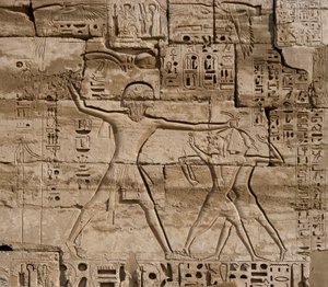 الآثار المصرية: تفاصيل النقوش التي تحتفل بانتصارات الفرعون على شعوب البحر. المعبد الجنائزي لرمسيس الثالث (1187-1156 قبل الميلاد). الأقصر ، مدينة حبو ، مصر بواسطة الأسرة المصرية العشرون