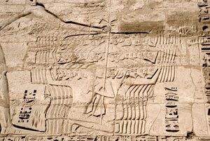 الآثار المصرية: تفاصيل نقوش الصرح الأول تمثل أسر مقاتلين من شعوب البحر ، أعداء رمسيس الثالث. المعبد الجنائزي لرمسيس الثالث (1187-1156 قبل الميلاد). الأقصر ، مدينة حبو ، مصر بواسطة الأسرة المصرية العشرون