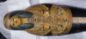 الغطاء الداخلي لمومياء نسيامون ، الذي يُحتمل وجوده في دير البحري ، المملكة الحديثة ، حوالي 1100 قبل الميلاد (خشب مطلي) (تفاصيل 308052) بواسطة الأسرة المصرية العشرون