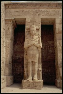 أحد الشخصيات الدائمة لرمسيس الثالث (c.1184-1153 قبل الميلاد) كإله أوزوريس ، الجانب الشرقي من الفناء الأول ، أو قاعة المظاهر ، لمعبد رمسيس الثالث الجنائزي ، المملكة الحديثة ، c.1185-10