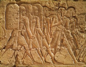 نقش يصور خدامًا يحملون الحبل والأسلحة ، من المعبد الجنائزي لرمسيس الثالث (c.1184-1153 قبل الميلاد) المملكة الحديثة