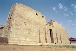 منظر للصرح الأول لمعبد رمسيس الثالث الجنائزي (c.1184-1153 قبل الميلاد) المملكة الجديدة