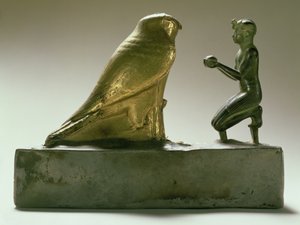 تمثال للملك طهارقة يعبد إله الصقر هيمن ، مصري ، الفترة المتوسطة الثالثة (ذهب ، فضة ، شيست ، خشب)