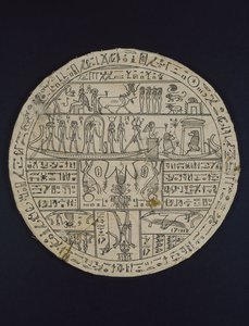 قرص تميمة (hypocephalus) مصنوع لـ Tasheritenkhonsu ، c.664-525 قبل الميلاد (الكتان والجص)
