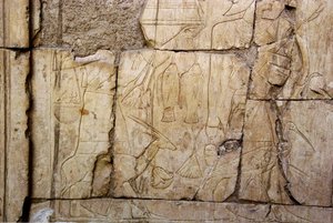 الآثار المصرية: نقش يمثل حملة القرابين. مقبرة عنخ حور (عنخ حور) (TT414) (الأسرة السادسة والعشرون ، 672-525 قبل الميلاد) ، الأقصر (طيبة) ، مصر بواسطة الأسرة المصرية السادسة والعشرون
