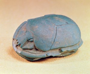 جعران من خرزة عنق مومياء ، الفترة المتأخرة ، c.600 قبل الميلاد (معجون زجاجي أزرق) بواسطة الأسرة المصرية السادسة والعشرون