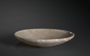 طبق ضحل من سقارة ، المملكة القديمة ، حوالي 2726-2647 قبل الميلاد (ترافرتين) بواسطة الأسرة الثانية المصرية