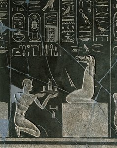 نقش Dolerite لـ Nectanebo الأول ، ملك يقدم هدية لشيطان برأس تمساح ، من هليوبوليس في معبد أتوم بواسطة الأسرة المصرية الثلاثين
