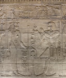 نقوش في الهيكل الداخلي ، معبد فيلة ، أسوان ، مصر بواسطة الأسرة المصرية الثلاثين