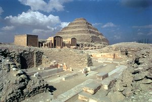 مجمع زوسر بما في ذلك الهرم المدرج ومدخل الضميمة ، مصر القديمة ، المملكة القديمة