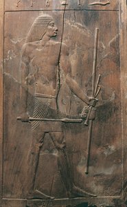 Panel depicting deceased from tomb of Hesira at Saqqara, Egypt, Old Kingdom, Dynasty III, 2650-2150 B.C. (low relief) بواسطة الأسرة الثالثة المصرية