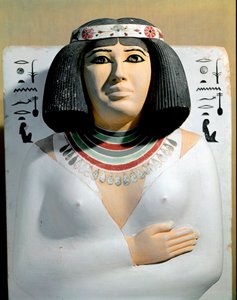 العصور المصرية القديمة: نفرت زوجة رئيس كهنة مصر الجديدة وأمير بي رحوتب. تفاصيل نحت الحجر الجيري المطلي. الأسرة الرابعة. من مصطبة رحوتب إلى ميدوم. المتحف المصري بالقاهرة. بواسطة الأسرة الرابعة المصرية