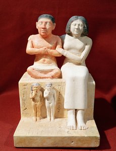 تمثال صغير للقزم سينب وعائلته ، 2475 قبل الميلاد (الحجر الجيري المطلي)
