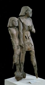زوجان مجهولان معروفان باسم زوجين ممفيس ، المملكة القديمة (خشب الأكاسيا) (انظر أيضًا 105656)