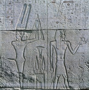مصر ، طيبة القديمة ، الأقصر ، الكرنك ، نقش الإله مين وفيليب الثالث أرهيديوس في معبد آمون العظيم بواسطة مصري مصري