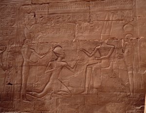 الآثار المصرية: نقش بارز يزين جدران معبد الكرنك (الكرنك) ، مصر. بواسطة مصري مصري