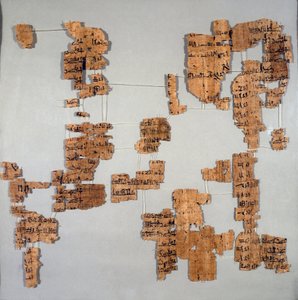 الآثار المصرية: أجزاء من ورق البردي المعروف باسم Royal Canon أو "Papyrus royal" الذي يحتوي على قائمة الفراعنة من الأسرة الأولى إلى 17th. تورينو المتحف المصري بواسطة مصري مصري
