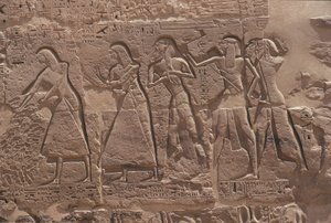 نقش الكاتب والأسير في معبد رمسيس الثالث المحصن في مدينة هابو بواسطة مصري مصري