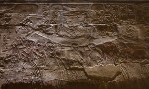عبيد يحملون قارباً، معبد الأقصر (نقش بارز) بواسطة مصري مصري