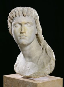 تمثال نصفي لكليوباترا الثانية (172-116 قبل الميلاد) أو لابنتها كليوباترا الثالثة (141-101 قبل الميلاد) (من الرخام)