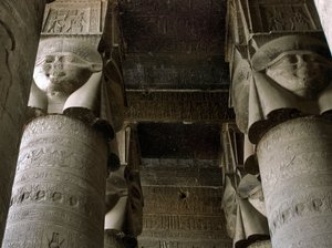 الأنتيكيت المصري: منظر جزئي لغرفة الأعمدة ذات الأعمدة المزخرفة بتمثيل الإلهة حتحور. معبد حتحور ، دندرة ، مصر بواسطة الفترة البطلمية المصرية