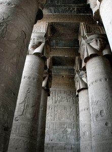 الأنتيكيت المصري: منظر جزئي لغرفة الأعمدة ذات الأعمدة المزخرفة بتمثيل الإلهة حتحور. معبد حتحور ، دندرة ، مصر بواسطة الفترة البطلمية المصرية