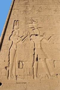 قطعة أثرية مصرية: نقش من الجدار الخلفي للمعبد مكرس للإلهة حتحور تمثل كليوباتري وقيصاريون. دندرة ، مصر