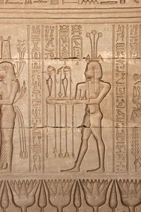 الآثار المصرية: تمثيل لرجل يقدم القرابين كتقدير للإلهة ، معبد حتحور ، دندرة ، مصر بواسطة الفترة البطلمية المصرية