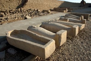 الآثار المصرية: مكان التابوت في أحد باحات معبد حتحور ، دندرة ، مصر بواسطة الفترة البطلمية المصرية